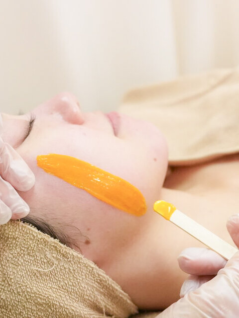 WAXフェイシャル脱毛の施術シーン