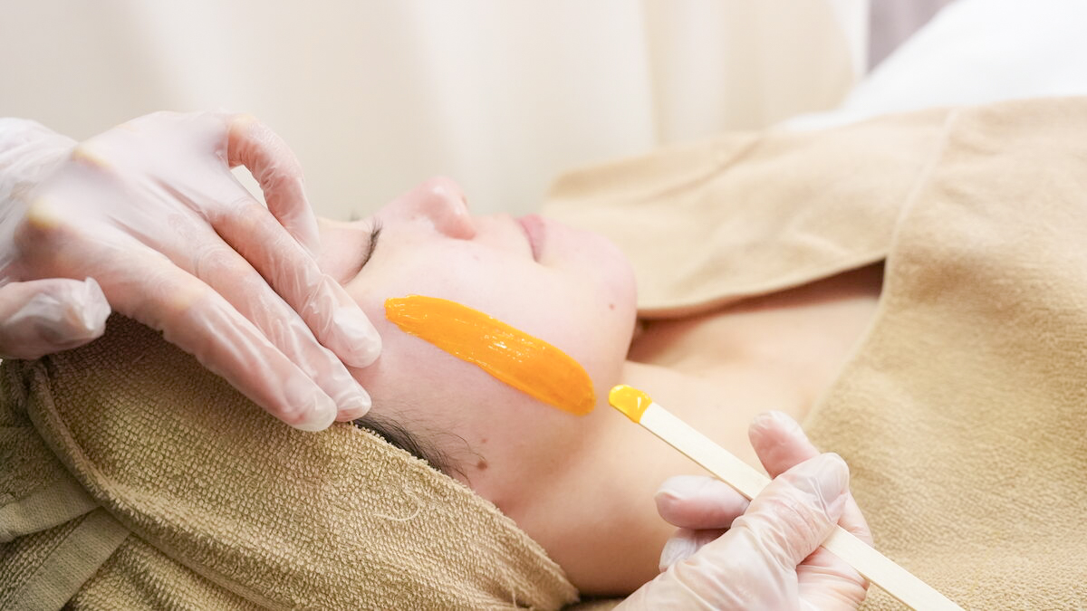 WAXフェイシャル脱毛の施術シーン